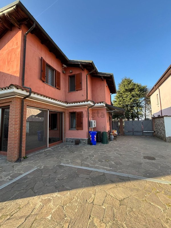 casa indipendente in vendita a Vellezzo Bellini