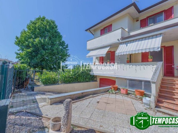 casa indipendente in vendita a Vellezzo Bellini in zona Giovenzano