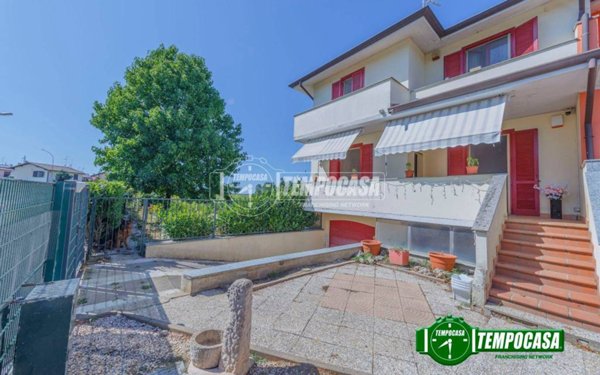 casa indipendente in vendita a Vellezzo Bellini in zona Giovenzano