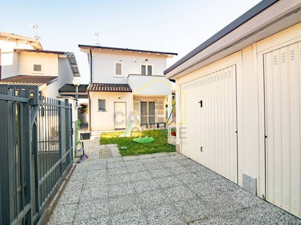 casa indipendente in vendita a Vellezzo Bellini