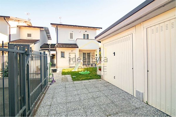 casa indipendente in vendita a Vellezzo Bellini in zona Giovenzano