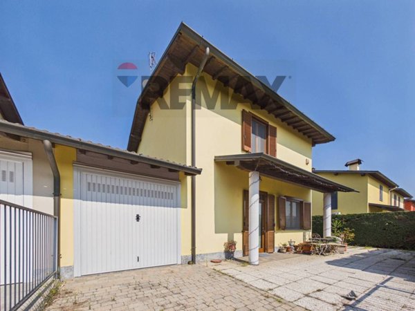 casa indipendente in vendita a Vellezzo Bellini in zona Giovenzano