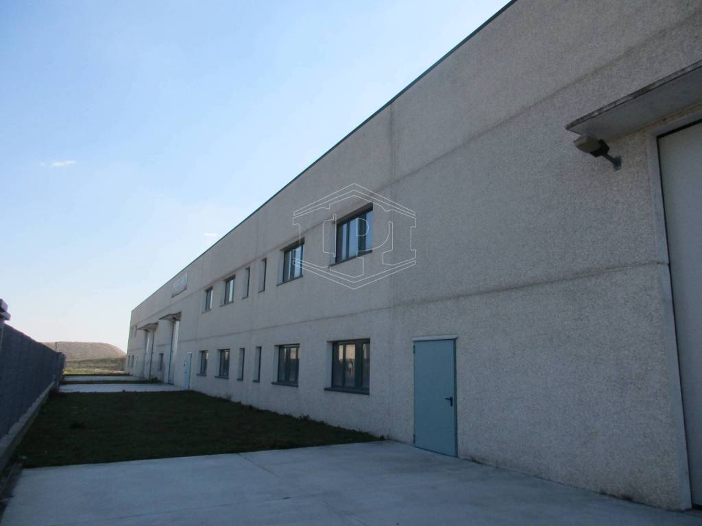 locale commerciale in vendita a Vellezzo Bellini in zona Giovenzano