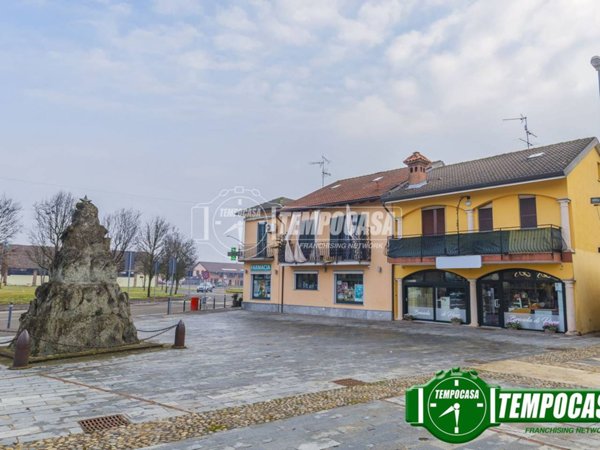 casa indipendente in vendita a Vellezzo Bellini in zona Giovenzano