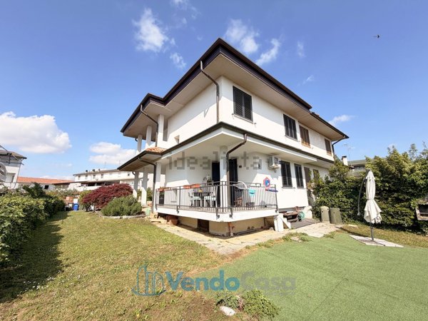 casa indipendente in vendita a Vellezzo Bellini