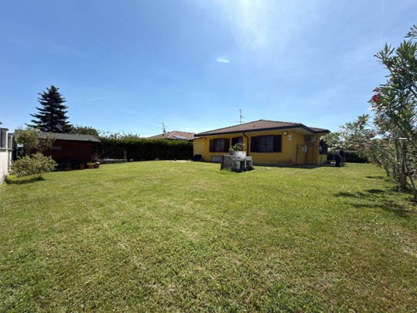 casa indipendente in vendita a Vellezzo Bellini in zona Origioso