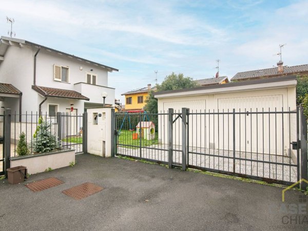 casa indipendente in vendita a Vellezzo Bellini in zona Giovenzano