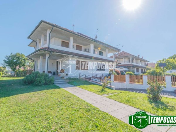 casa indipendente in vendita a Vellezzo Bellini in zona Giovenzano
