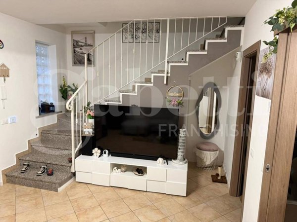 casa indipendente in vendita a Vellezzo Bellini in zona Origioso