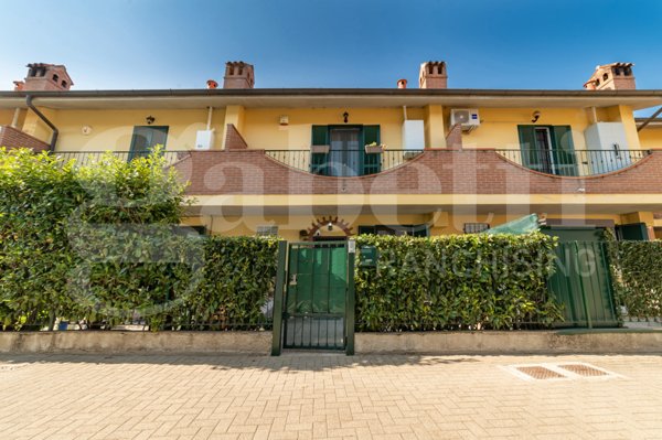 casa indipendente in vendita a Vellezzo Bellini in zona Origioso