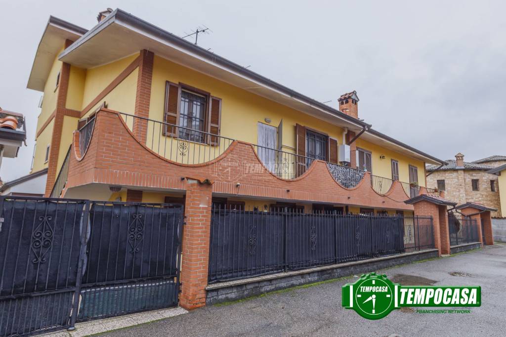 casa indipendente in vendita a Vellezzo Bellini in zona Origioso