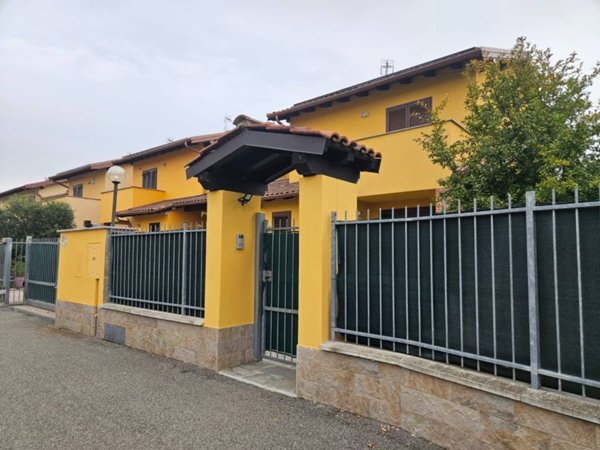 casa indipendente in vendita a Vellezzo Bellini in zona Giovenzano