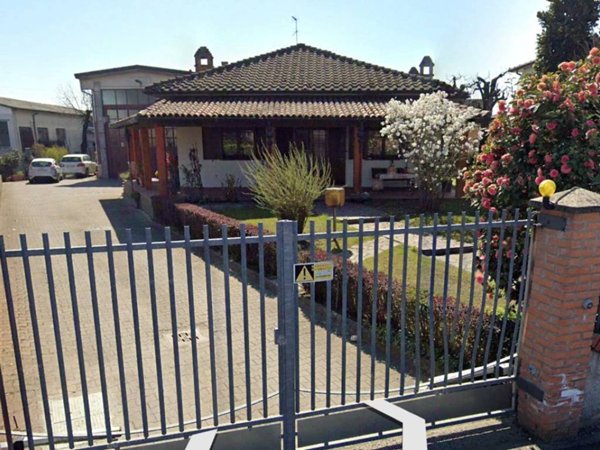 casa indipendente in vendita a Vellezzo Bellini in zona Giovenzano