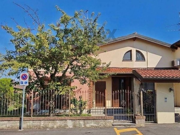 casa indipendente in vendita a Vellezzo Bellini in zona Origioso