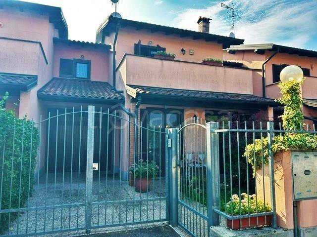 casa indipendente in vendita a Vellezzo Bellini in zona Giovenzano