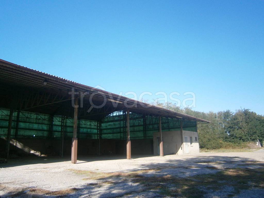 locale commerciale in vendita a Vigevano