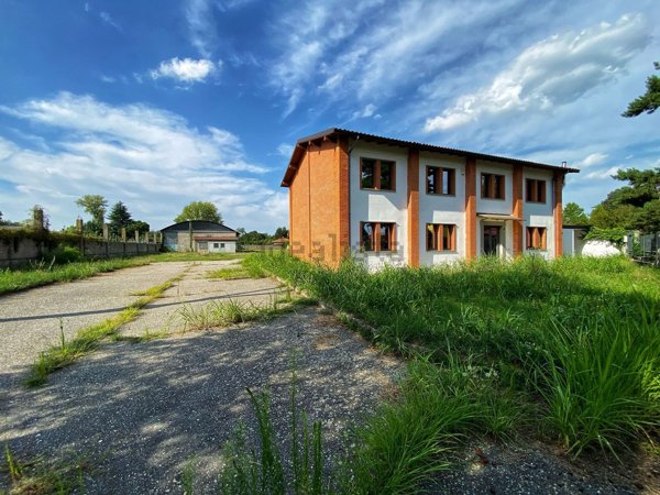 capannone in vendita a Vigevano in zona Fogliano