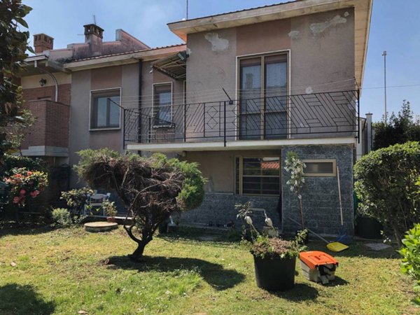 casa indipendente in vendita a Vigevano