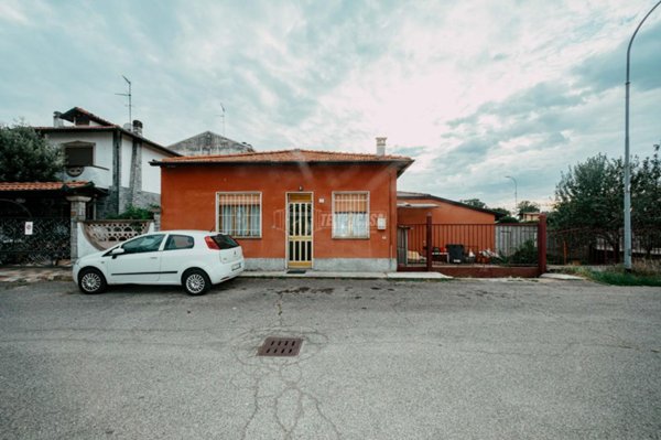 casa indipendente in vendita a Vigevano