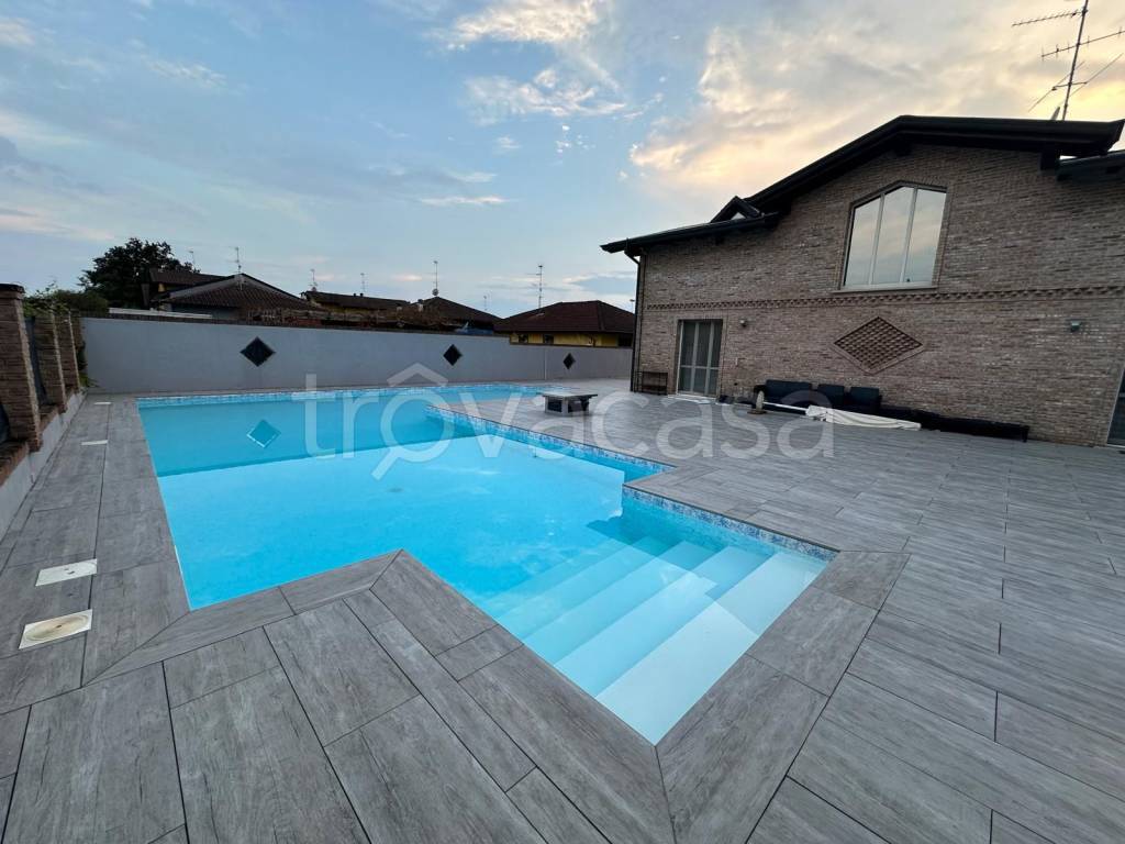 casa indipendente in vendita a Vigevano