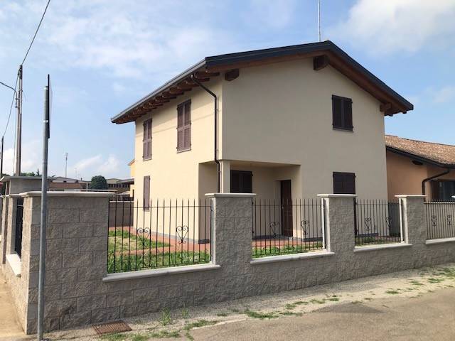 casa indipendente in vendita a Vigevano