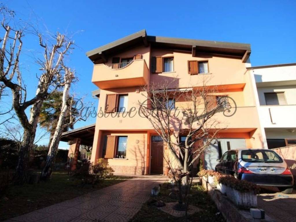 casa indipendente in vendita a Vigevano