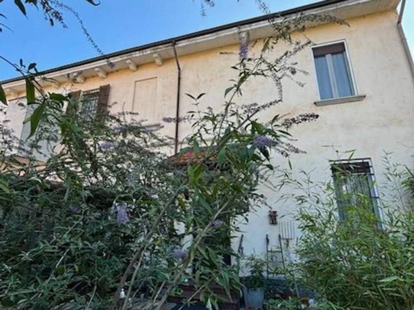 casa indipendente in vendita a Vigevano
