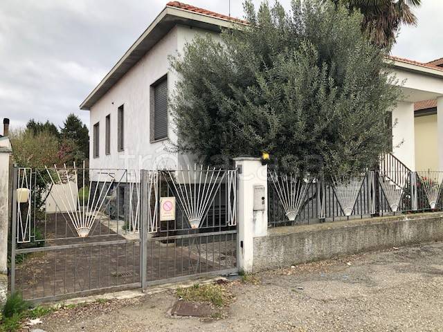 casa indipendente in vendita a Vigevano