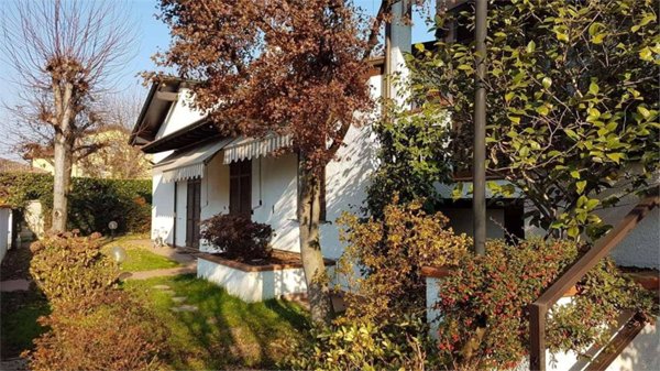 casa indipendente in vendita a Vigevano