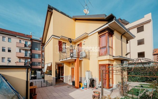 casa indipendente in vendita a Vigevano