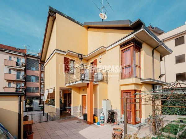 casa indipendente in vendita a Vigevano