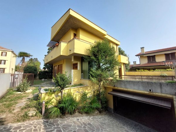 casa indipendente in vendita a Vigevano