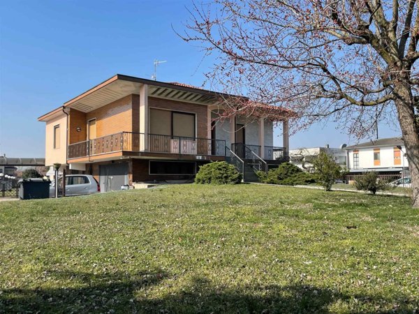 negozio in vendita a Vigevano