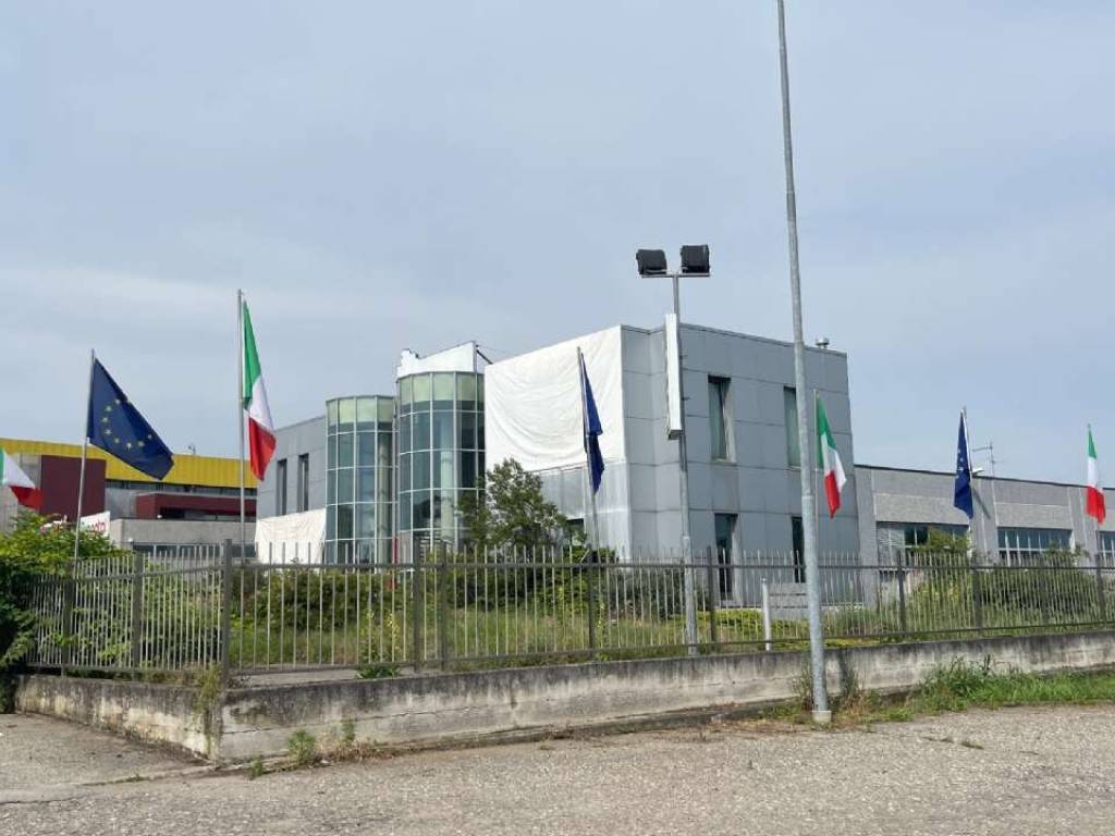 locale commerciale in vendita a Vigevano