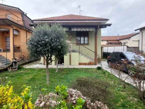 casa indipendente in vendita a Vigevano