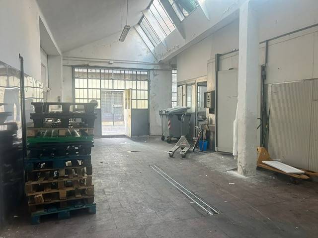 locale commerciale in vendita a Vigevano