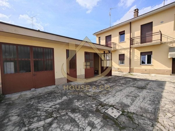 casa indipendente in vendita a Vigevano