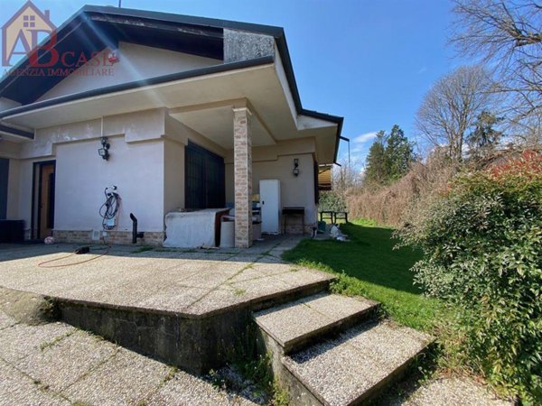 casa indipendente in vendita a Vigevano