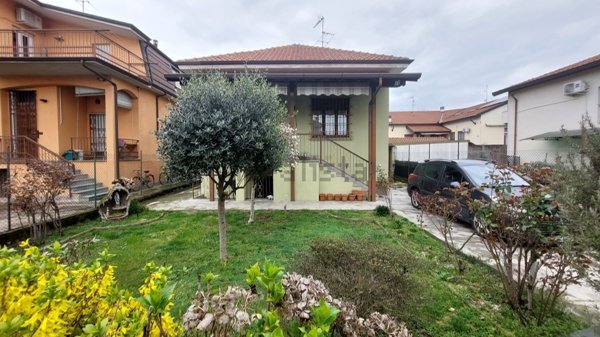 casa indipendente in vendita a Vigevano