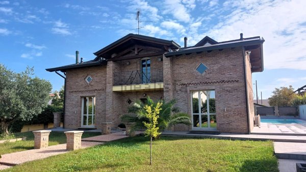casa indipendente in vendita a Vigevano