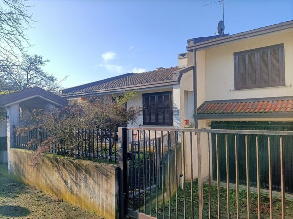 casa indipendente in vendita a Vigevano