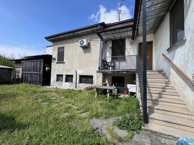 casa indipendente in vendita a Vigevano