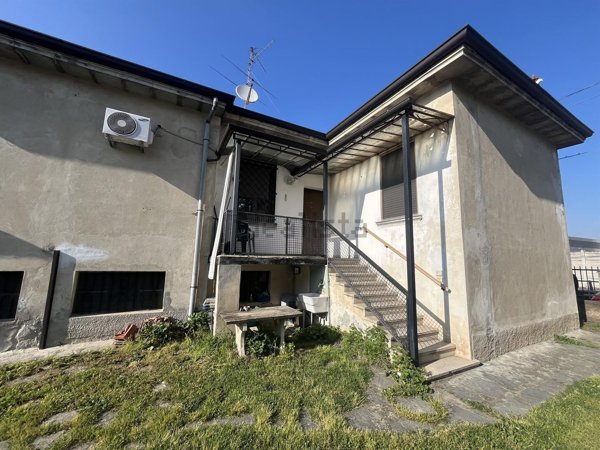 casa indipendente in vendita a Vigevano