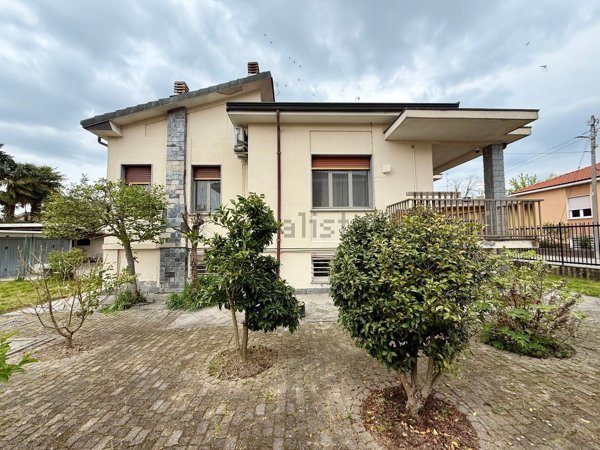 casa indipendente in vendita a Vigevano