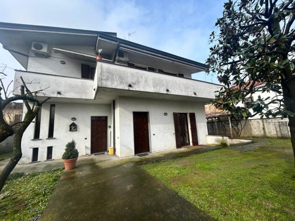 casa indipendente in vendita a Vigevano