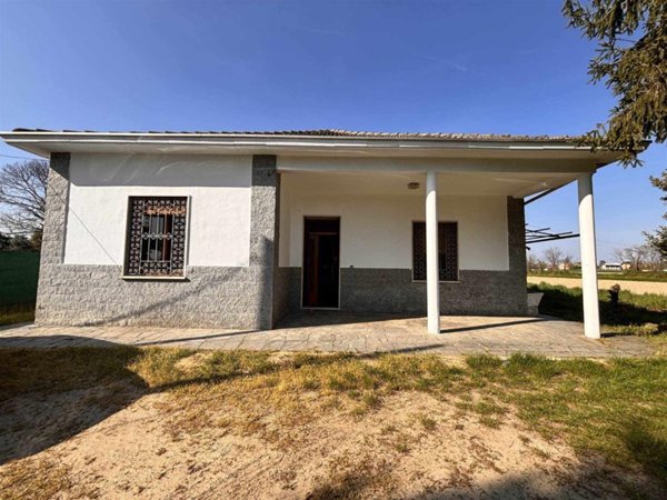casa indipendente in vendita a Vigevano in zona Fogliano