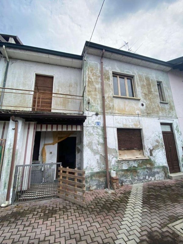casa indipendente in vendita a Vigevano in zona Piccolini