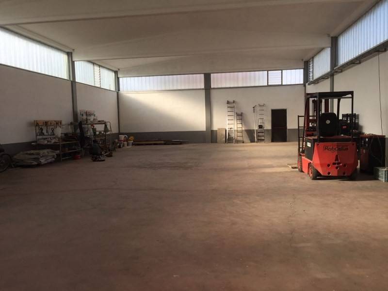 locale commerciale in vendita a Vigevano
