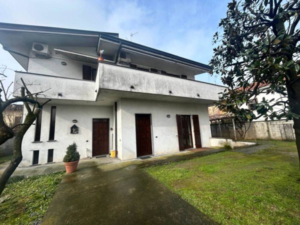 casa indipendente in vendita a Vigevano