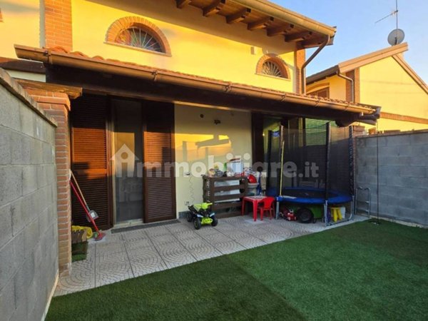 casa indipendente in vendita a Vigevano